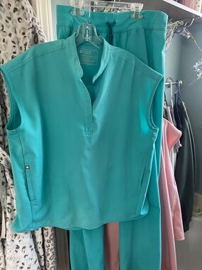 FIGS Women’s  Medical Scrub Top & Pants set